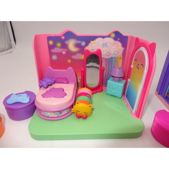 Gabby's Dollhouse Sweet Dreams Bedroom Playset and Primp and Pamper Bathroom - Picture 6 of 16